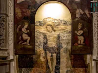 L�apparato decorativo centrale ruota tutto attorno all�affresco della Crocifissione, ci� che rimane, come detto, del dipinto miracoloso dell�edicola precedente